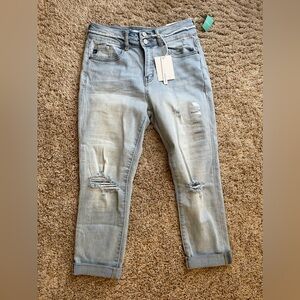 Kancan cropped high rise capri, size 27x21, NWT, light wash, distressed